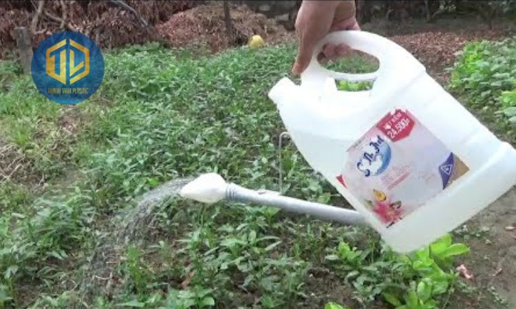 Cách tái ch? chai nh?a làm bình t??i cay