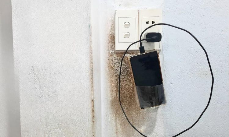 Làm ?? tái ch? b?ng chai nh?a thành ch? ?? s?c ?i?n tho?i