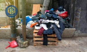 Có nên v?t qu?n áo c? vào thùng rác