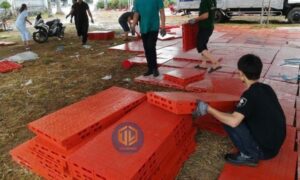 Pallet nh?a lót sàn san kh?u