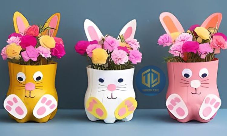 Chai nh?a tái ch? thành ch?u hoa