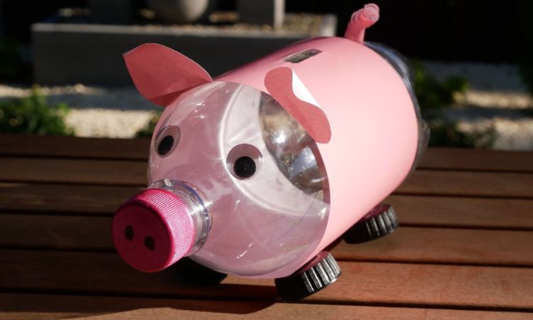 Tái ch? chai nh?a thành Heo ??ng ti?n