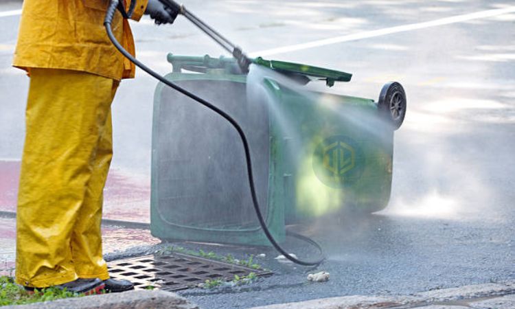 R?a tr?i v?t b?n và kh? trùng thùng rác