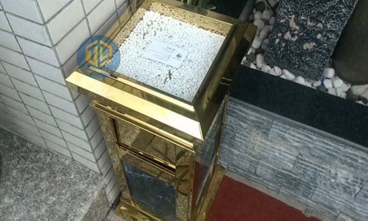 Thùng rác ?á hoa c??ng khách s?n