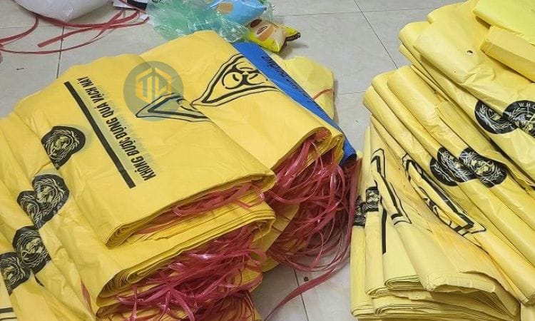 Túi rác y t? có day rút