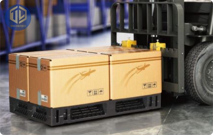 ?ng d?ng pallet nh?a ch? th?p