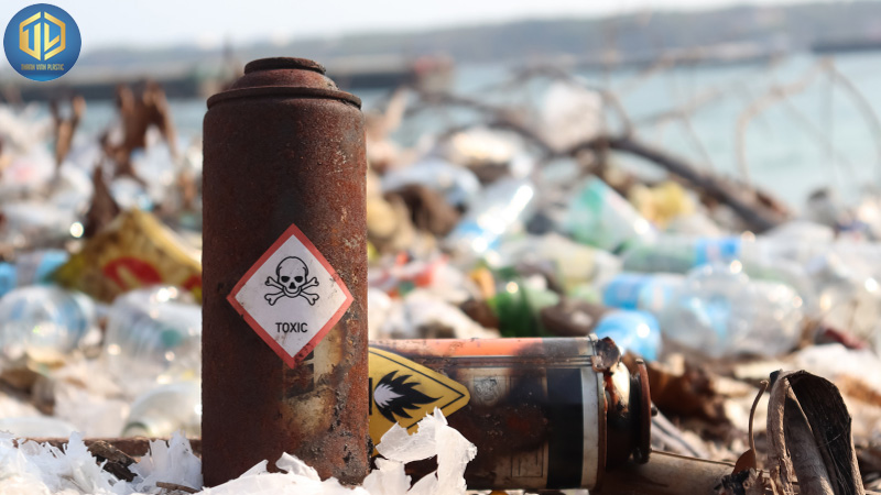 thung-chua-chat-thai-nguy-hai-1