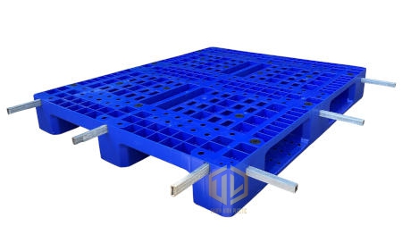 pallet nh?a l?i thép